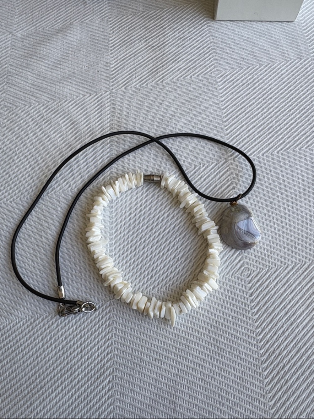 White Shell Chip Stretch Bracelet with Agate Pendant Necklace